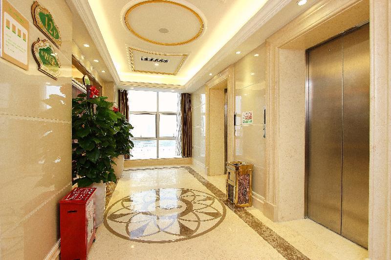 Vienna International Hotel Luogang Wanda Plaza Гуанчжоу Экстерьер фото